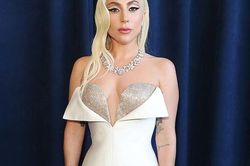 Lady Gaga và dàn sao diện váy hàng hiệu hở bạo lên thảm đỏ