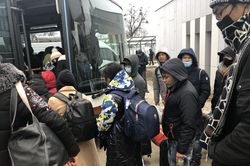 Bộ Ngoại giao hướng dẫn đồng bào ở Ukraine sơ tán sang các nước lân cận