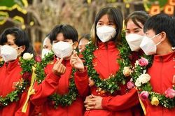 Khi nữ cầu thủ về với đời thường…
