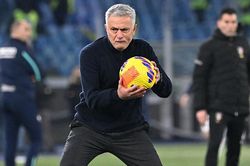 Roma thắng trận, Mourinho khiến tất cả bật cười với câu đùa