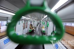 Tàu đường sắt Cát Linh - Hà Đông vắng lạ thường, nhiều khoang không có khách