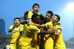 Phan Văn Đức lập siêu phẩm, Sông Lam Nghệ An hạ Hoàng Anh Gia Lai 2-0