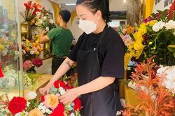 Chị em 'bật chế độ' nhận quà, thị trường quà tặng nhộn nhịp trước ngày 8-3