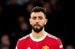 Bruno Fernandes chìm nghỉm trước De Bruyne