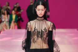 Đằng sau bộ đồ xuyên thấu của Valentino