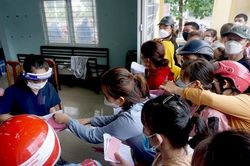 Chen chúc xin giấy xác nhận khỏi Covid-19, trạm y tế 'vỡ trận'