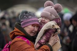 Hình ảnh người Ukraine sơ tán khi giao tranh sang ngày thứ 12