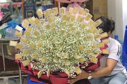 Đại gia Đà Nẵng đặt bó hoa đính 100 lượng vàng trị giá hơn 7 tỷ đồng làm quà tặng 8/3