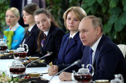 Ông Putin trấn an mẹ, vợ, bạn gái của quân nhân Nga tham gia chiến dịch ở Ukraine