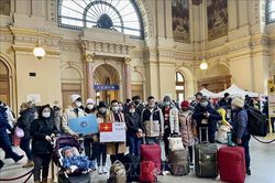 Đại sứ quán Việt Nam tại Hungary hỗ trợ công dân sơ tán từ Ukraine