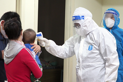 Không tự ý dùng thuốc kháng virus, không xông cho trẻ mắc COVID-19