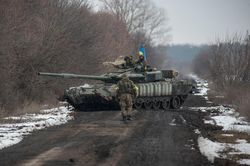 Ukraine tung ngay xe tăng T-80BVM chiến lợi phẩm vào chiến trường