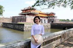 Du khách nữ check-in miễn phí ở Đại nội Huế dịp 8/3
