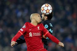 HLV Wenger tố cầu thủ Liverpool diễn kịch