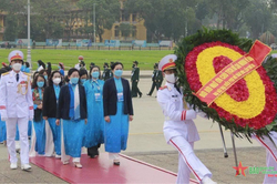 Đoàn đại biểu dự Đại hội Phụ nữ toàn quốc lần thứ XIII vào Lăng viếng Chủ tịch Hồ Chí Minh