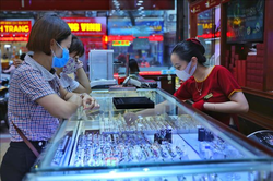 Vàng tiếp tục giảm sâu, về ngưỡng hơn 70 triệu đồng/ lượng bán ra