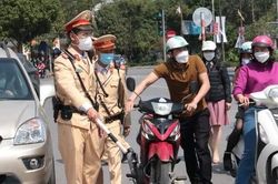 Xử lý hơn 800 'ma men' đi trên đường Hà Nội