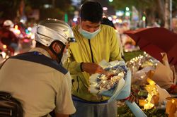 Hoa, gấu 'chong đèn LED' tràn xuống đường, hút khách ở TPHCM
