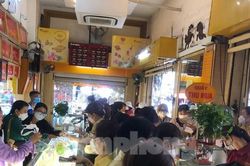 Người dân 'ôm' tiền tỷ đi mua vàng giá cao