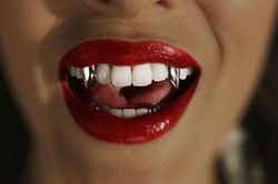 Giải mã căn bệnh bí ẩn khiến con người biến thành ma cà rồng