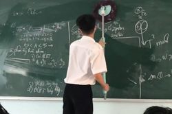 Phải trực nhật mà không muốn tốn công sức, nam sinh có chiêu mới cực dễ dàng khiến ai nấy đều 'chào thua'