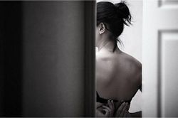 Nhận nữ giúp việc làm con nuôi, người vợ cay đắng phát hiện cảnh tượng sốc trong phòng ngủ của mình