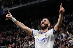 Benzema lập hat-trick, Real loại PSG