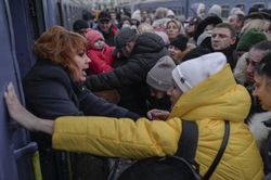 Người Ukraine: Nỗi đau chia ly như chết đi một lần