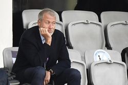 Tỷ phú Abramovich bị Anh phong tỏa tài sản và cấm đi lại