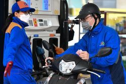 Người dân TP.HCM tranh thủ đổ đầy bình trước khi xăng tăng giá