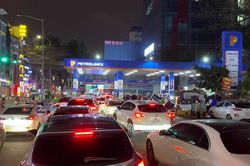 Hà Nội: Người dân đổ xô đi mua xăng trước giờ tăng giá 'khủng'