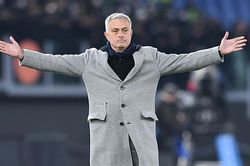 Vitesse vs Roma: Mourinho và chiếc xe bus kiểu Ý