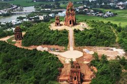 Vụ mang máy đào vào công trình tôn tạo tháp Chăm ngàn năm tuổi: Không thể đối xử thô bạo với di tích