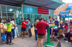 TPHCM: Bệnh nhi là F0 tăng vọt, mòn mỏi chờ tới lượt vào khám