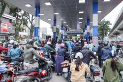 Người dân xếp hàng 'đổ đầy bình' trước thông tin giá xăng có thể tăng kỷ lục