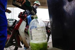 Sợ xăng tăng 'sốc', người dân 'ùn ùn' mang can, chai nhựa xếp hàng chờ mua xăng