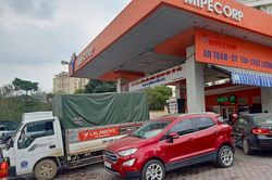 'Choáng váng' với những cú tăng sốc của giá xăng dầu