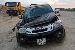 Vụ tài xế lái máy xúc dùng gàu đập 2 ôtô: Mâu thuẫn về cấp dầu nhớt