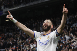 Benzema đi vào lịch sử Champions League