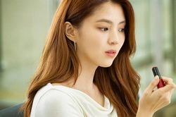 Phát hiện bạn gái còn giữ son môi người yêu cũ tặng, tôi tức giận bẻ gãy toàn bộ, cô ấy đáp lại một câu khiến tôi ngây ngẩn cả người