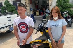 Cảnh sát truy đuổi 10 km bắt 2 kẻ giật dây chuyền ở TP.HCM