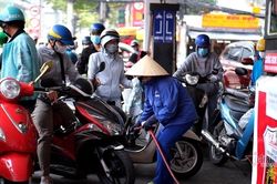 Dân tình vẫn kéo đi đổ xăng trước giờ G