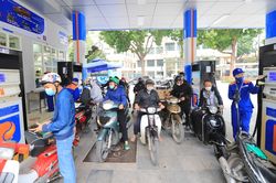 Hà Nội: Lo ngại tăng giá, người dân 'rủ nhau' xếp hàng đổ xăng