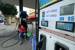 Trước thông tin dự báo xăng tăng giá, nhiều cây xăng ở Hà Nội treo bảng 'hết xăng'