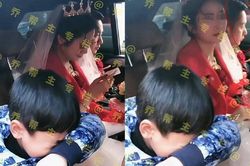 Ngày mẹ tái hôn, con trai khóc gục bên xe đón dâu, nhìn thái độ của chú rể nhiều người lại càng xót xa