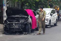 Ba ôtô ở TP.HCM bị phóng hỏa lúc rạng sáng