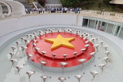 Hình ảnh Thủ tướng dâng hương tại Khu tưởng niệm các chiến sỹ Gạc Ma