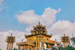 Ngôi chùa 'dát vàng' được ví như 'Thái Lan thu nhỏ' thu hút giới trẻ Hà thành