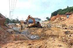 Hơn 200 tỷ đồng làm 10km đường 3 năm chưa xong