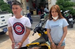 Thanh niên đèo bạn gái đi giật dây chuyền, đụng ngay cảnh sát hình sự